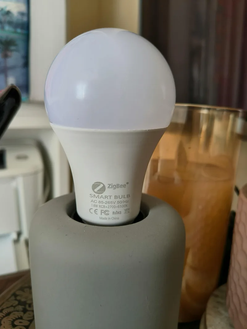 Ampoules et prises connectées : comment démarrer sa maison intelligente sans se ruiner