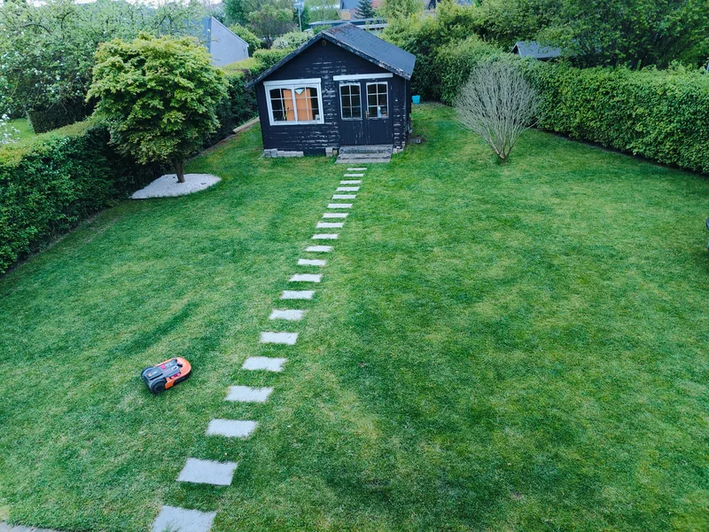 Jardin connecté en 2026 : arrosage automatique, capteurs et robots tondeuse, la maison intelligente sort dehors
